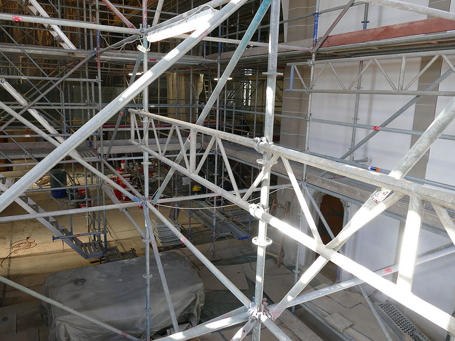 Malerarbeiten in der Stadtpfarrkirche (Foto: Karl-Franz Thiede)